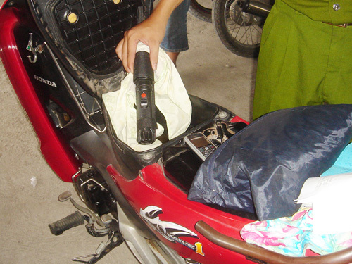 Truy bắt băng nhóm chuyên cạy cốp xe trộm tiền liên tỉnh