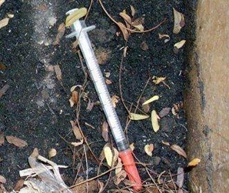 Làm thế nào khi bị dẫm kim tiêm chứa HIV?