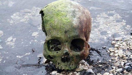 Giải mã bí ẩn hộp sọ trẻ em rải đầy quanh hồ