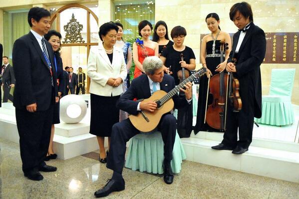 Ngoại trưởng Mỹ trổ tài chơi guitar tại Trung Quốc