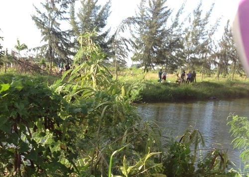 Đôi nam nữ chết dưới kênh, để lại dép và xe đạp