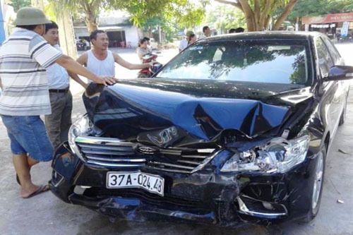 Hai xe Camry đâm nhau như trong phim