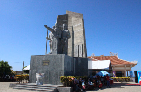 Dưới chân tượng đài Hoàng Sa Bắc Hải