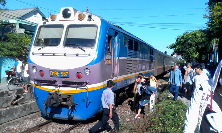 Huế: Băng qua đường sắt, một phụ nữ mắc kẹt dưới gầm tàu 