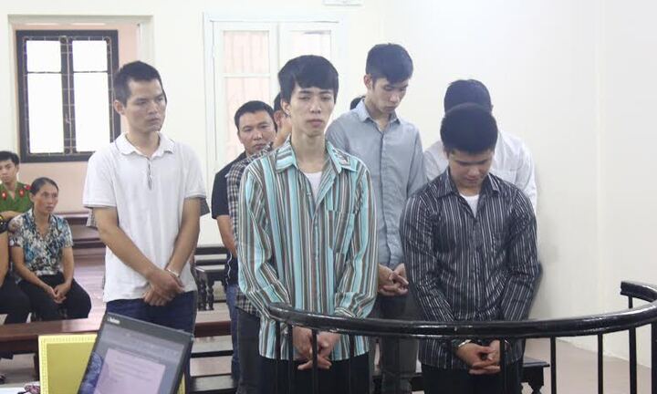 Kéo nhau đi tù vì dùng thẻ tín dụng giả mua vé máy bay