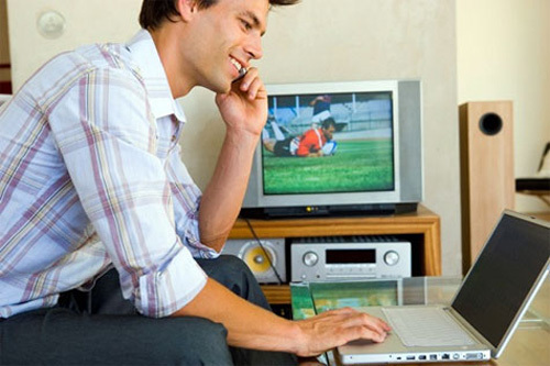 Giật mình, check mail liên tục hại não hơn hút cần sa