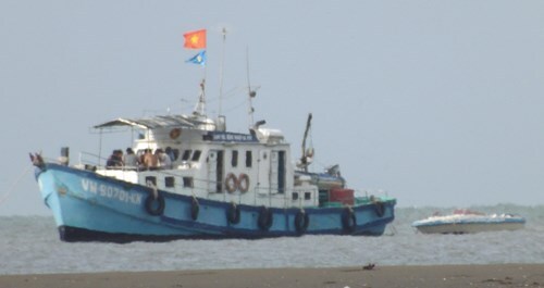 Hàng trăm người vây trụ sở công an, cướp 1,5 tấn nghêu