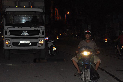 Chém bạn gái nguy kịch rồi lao vào xe tải tự tử