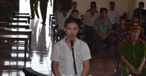 Đi đám cưới rồi hiếp dâm bé gái 12 tuổi trong vườn sắn