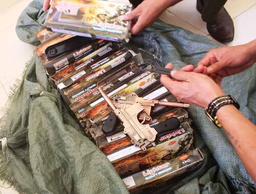 Thu giữ 19 khẩu súng bắn lửa có xuất xứ từ Trung Quốc