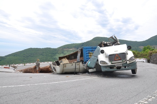 Huế: Xe chở gỗ quá tải lật nhào trên đèo Hải Vân