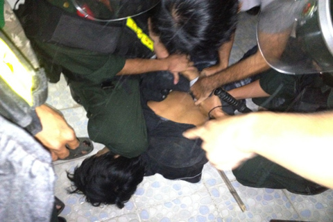 2 gã trai giả làm tình nhân “gay” đi cướp tài sản