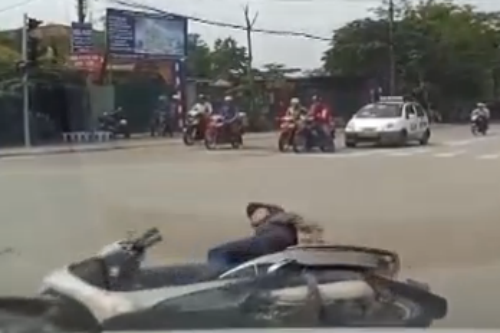 Clip: Vượt đèn đỏ, thanh niên bị ô tô đâm văng khỏi xe tay ga