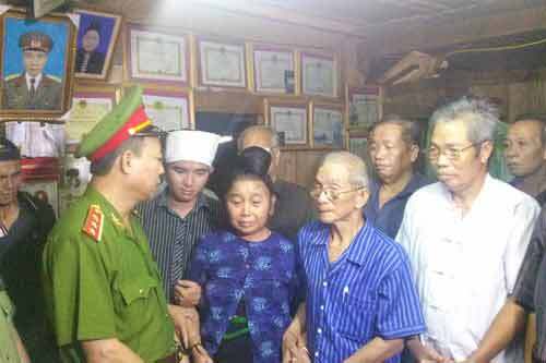 Xót lòng vợ trẻ con thơ của đại úy hy sinh trong vụ đấu súng