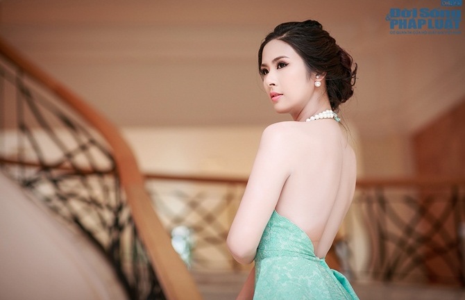 Ngọc Hân khoe lưng trần gợi cảm với đầm xanh bạc hà