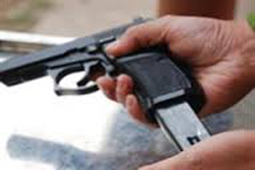 Bị mắng, nghịch tử trộm súng bắn bố cho hả giận