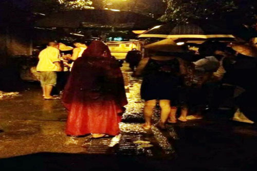 Thai nhi mới lọt lòng lại bị vứt trên bãi rác giữa trời mưa