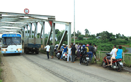 Cãi nhau, nhảy cầu tự tử trước mặt bạn gái