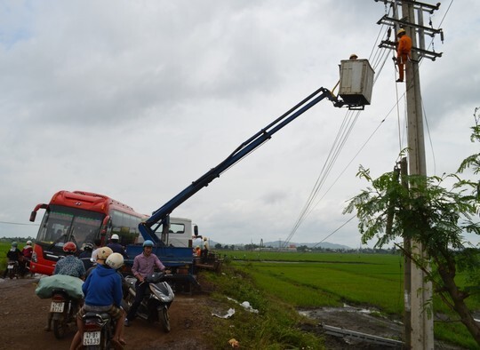 Hàng loạt trụ điện trung áp gãy đổ sau trận gió lốc