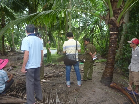 Một phụ nữ tự thiêu bên mộ chồng