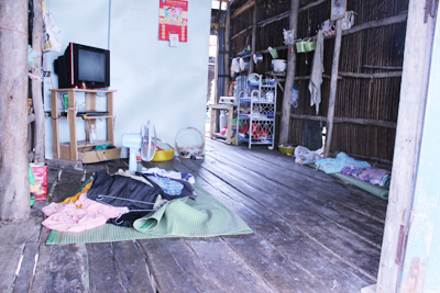 Sau lá đơn ly hôn, chồng rút dao đâm vợ con rồi tự sát