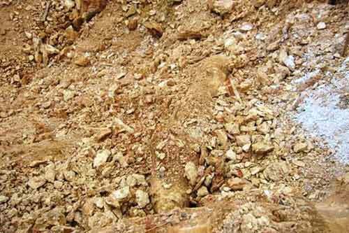 Đào đất trúng bom khủng bên khu đền tưởng niệm liệt sĩ