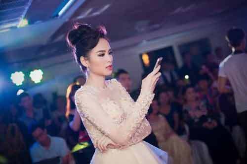 Hoa hậu Diễm Hương lấp lửng chuyện mang bầu 4 tháng