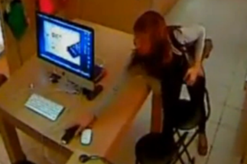 Clip: Thiếu nữ trộm iphone nhanh như chớp