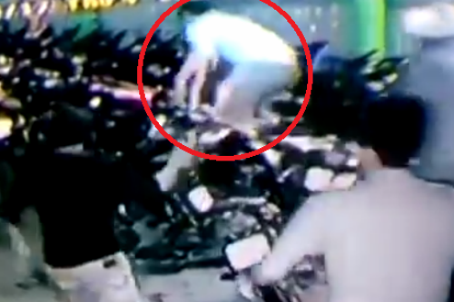 Clip: Hãi hùng thanh niên cầm mã tấu đánh nhau trong hầm gửi xe