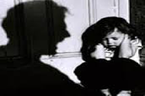 Ông lão 71 tuổi dâm ô với con, cháu của hàng xóm