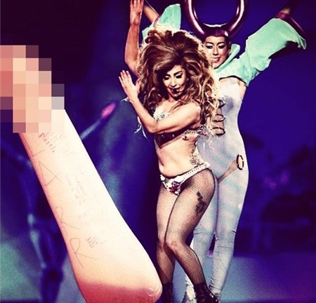 Lady Gaga nhảy nhót bên.. 