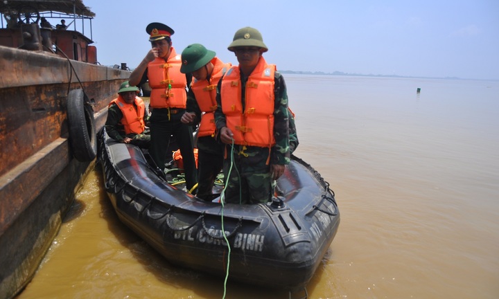 Chìm thuyền trên sông Hồng: Người thoát nạn vẫn hoảng loạn