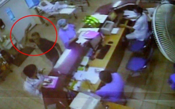 Clip: Người nhà bệnh nhân gọi hơn chục người đòi hành hung bác sĩ