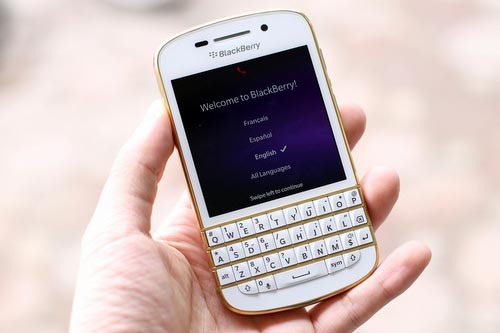 BlackBerry Q10 Gold: Điện thoại cao cấp với bàn phím QWERTY