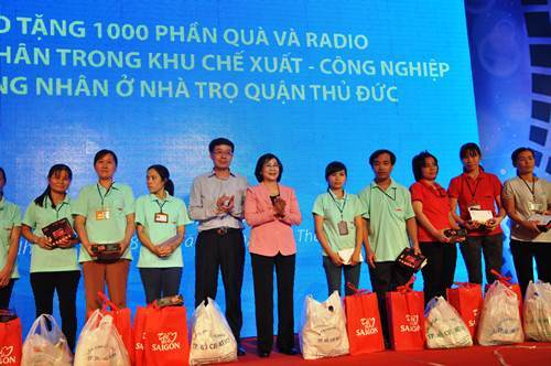 1.000 chiếc radio đầu tiên được trao đến tay các công nhân