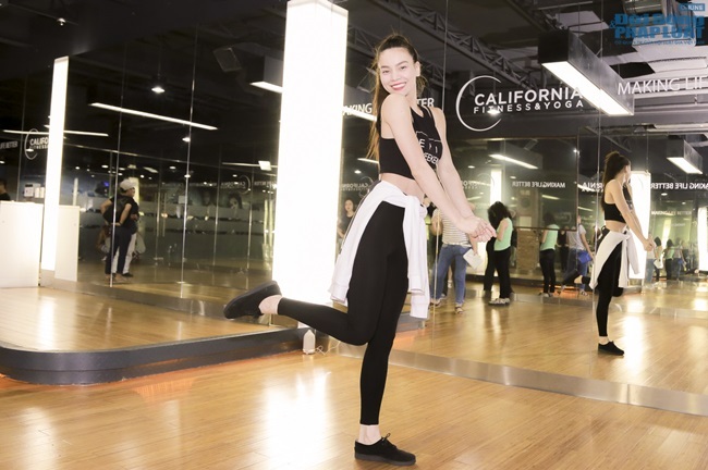 Hồ Ngọc Hà khoe eo thon, dáng chuẩn