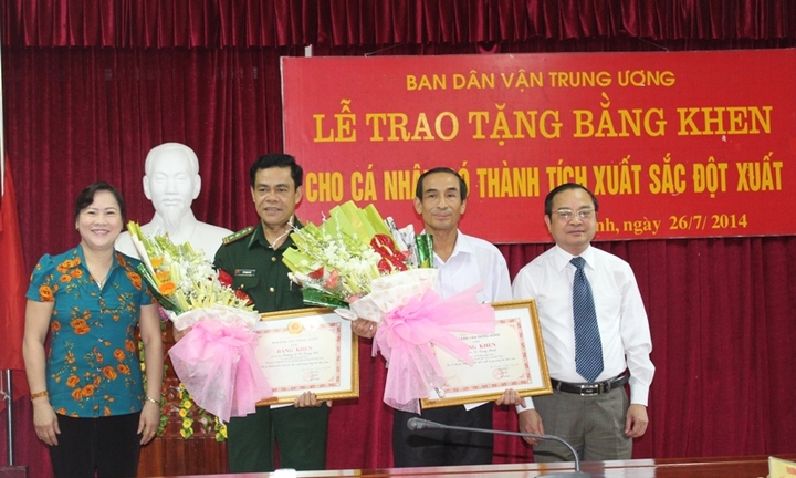 Khen thưởng đột xuất cá nhân xuất sắc trong công tác dân vận