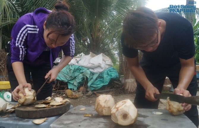 Đông Hùng - Phương Linh thi bắt gà, bổ dừa