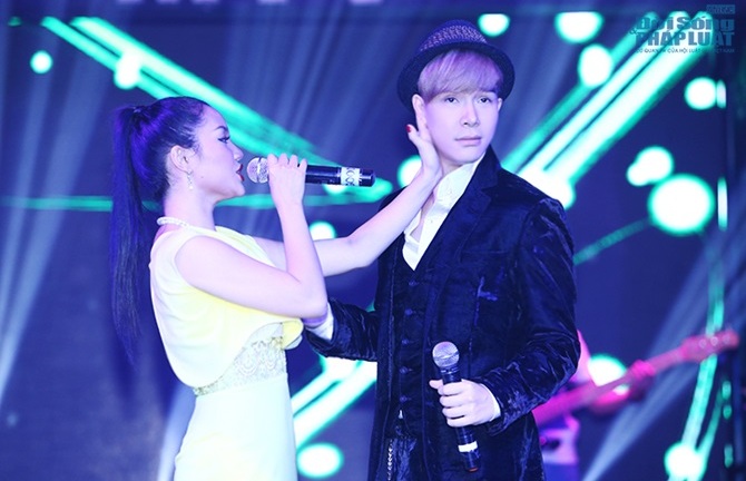 Hết yêu thương, Ngọc Anh trở mặt tát Nathan Lee trên sân khấu