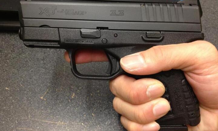 Nam thanh niên cướp súng, chĩa thẳng vào công an