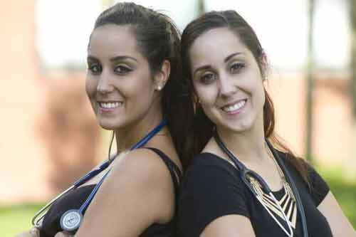 Chị em sinh đôi cùng làm bác sĩ tại một bệnh viện