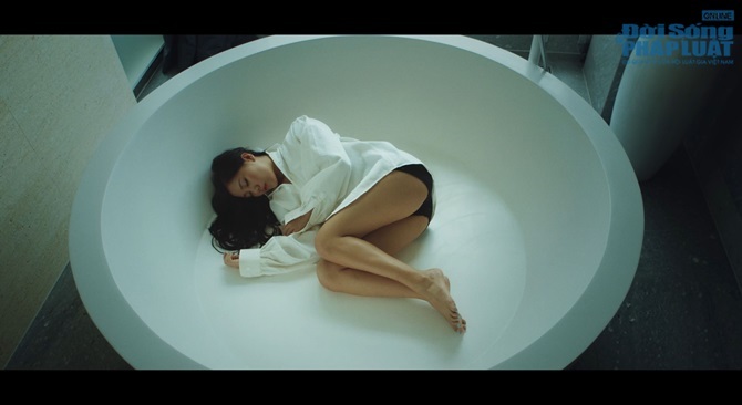 Văn Mai Hương diện mốt áo giấu quần trong MV mới