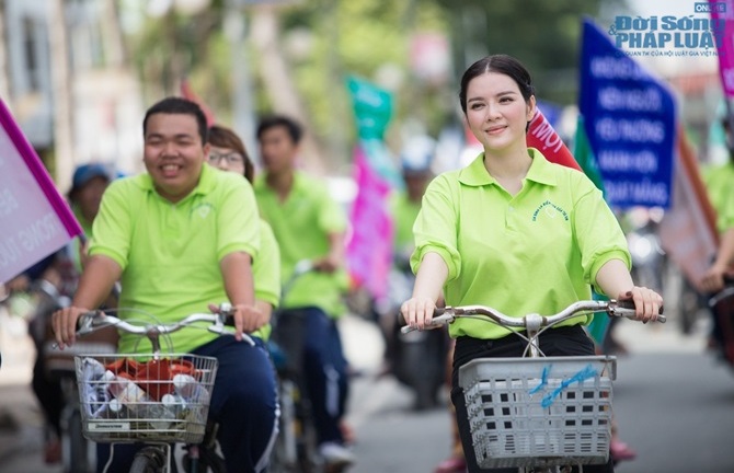 Lý Nhã Kỳ đạp xe kêu gọi chống bạo lực trẻ em