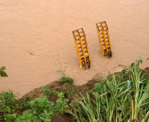 Tiếp tục tìm kiếm tài xế mất tích sau khi xe lao xuống suối