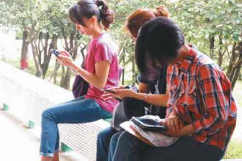 Chồng đệ đơn ly hôn vì vợ “nghiện” smartphone, bỏ bê việc nhà