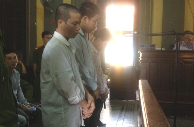 Phát bao cao su cho bạn để cưỡng hiếp thiếu nữ 14 tuổi