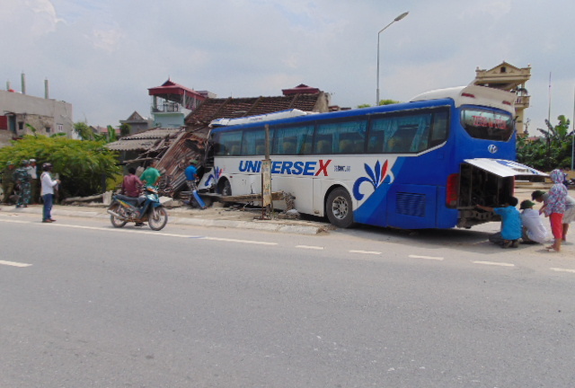 Xe khách đâm nhà dân, 1 người chết, 2 người nguy kịch