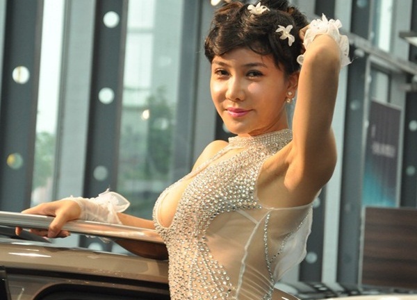 Cung Nguyệt Phi mặt như chuyển giới, phô ngực đầy cạnh trẻ nhỏ