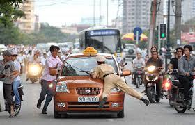 Vi phạm giao thông còn giật biên bản, tông xe CSGT