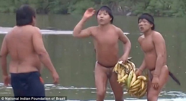 Video: Thổ dân Amazon lần đầu tiên liên hệ với thế giới bên ngoài